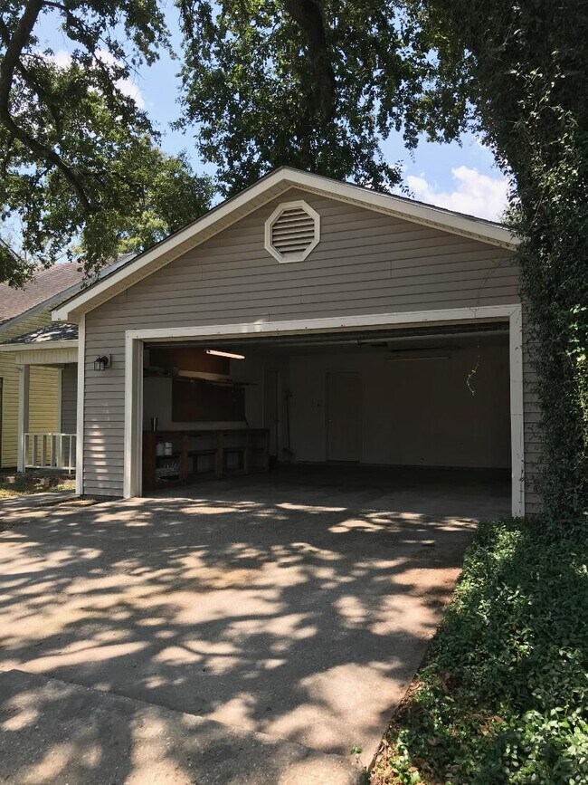 Building Photo - 330 Misty Creek Dr