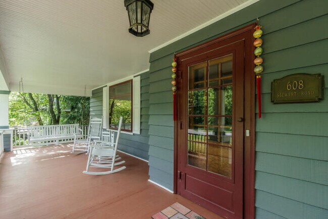 Building Photo - 608 W Stewart Rd