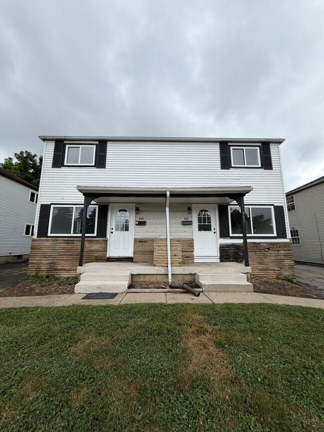 Building Photo - 959 Racine Ave