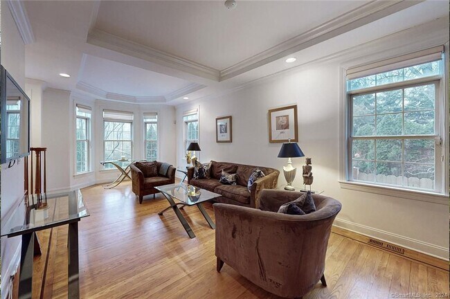 Building Photo - 364 Davis Ave