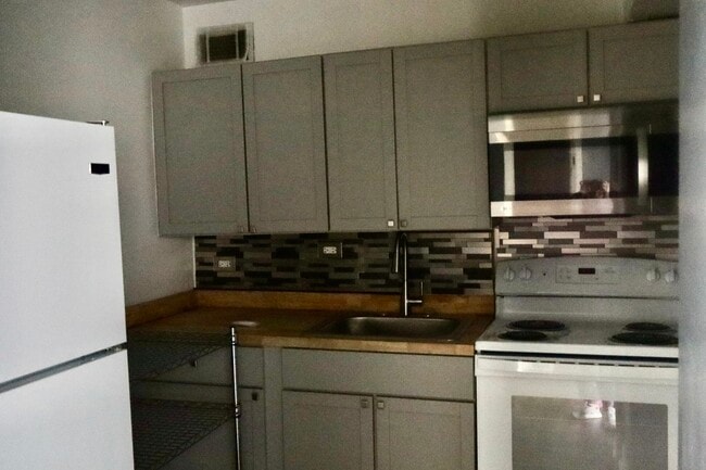 Building Photo - 7337 S South Shore Dr