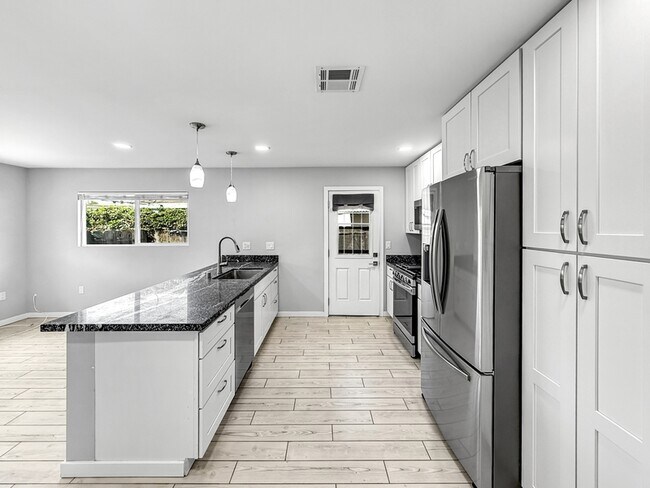 Foto del edificio - 6123 Horton Dr