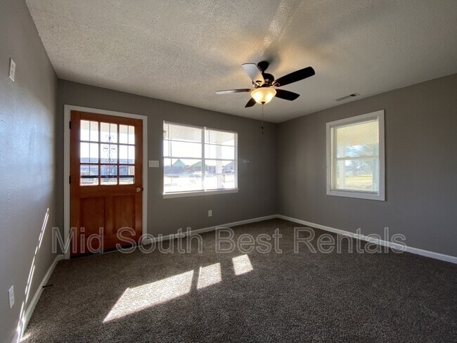Building Photo - 3923 Oakshire St
