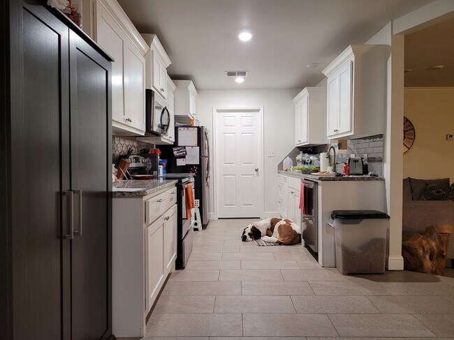 Foto del edificio - FOR LEASE - 3/2/2 - WEST LUBBOCK HOME