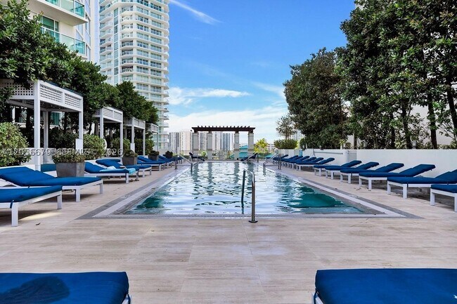 Foto del edificio - 150 Sunny Isles Blvd