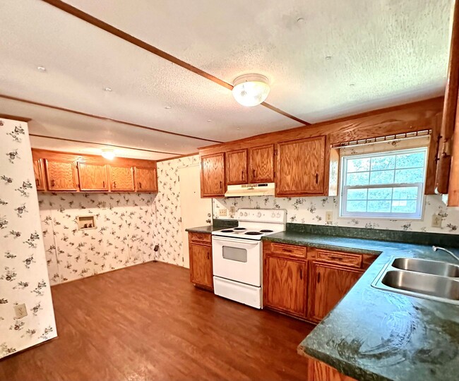 Building Photo - Large 3 bedroom, 2 bath mobile home, $950,...
