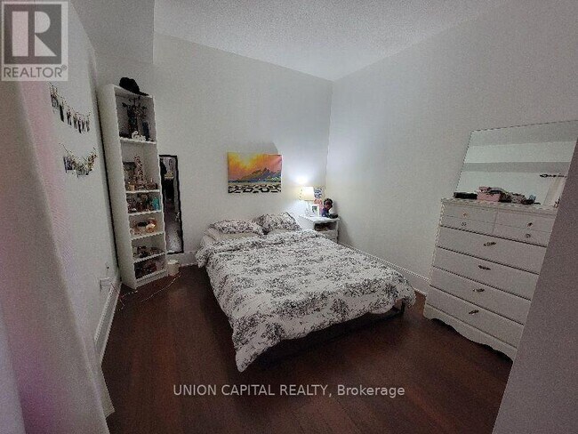 Photo du bâtiment - 560-560 Front St W