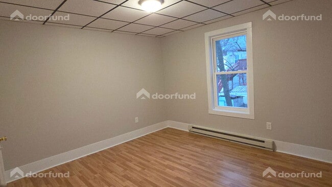 Building Photo - 147 Oak St