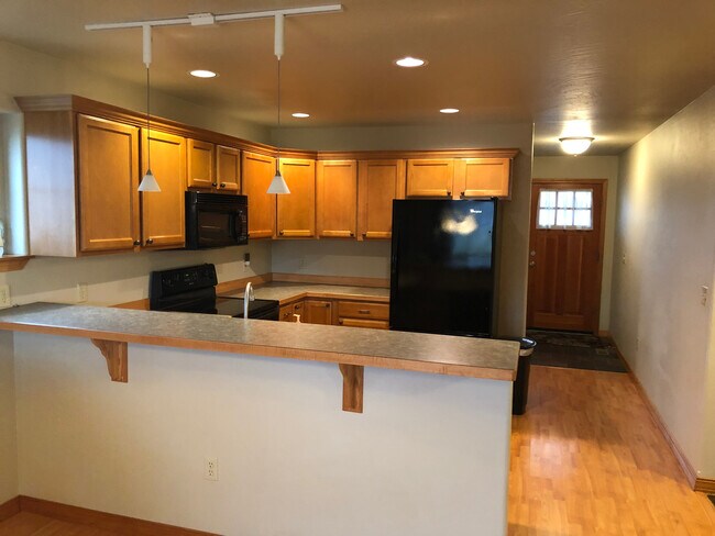 Building Photo - 3 bedroom Condo across from Outlaw Brewing!