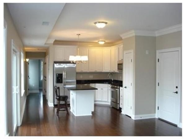 Foto del edificio - Room for Rent available NOW