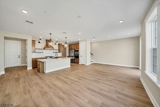 Building Photo - 105 Iris Ct