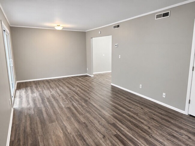 Foto del edificio - 802 Forest Dale Ln