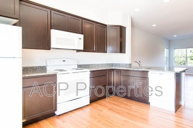 Building Photo - 4606 Tremont Ave