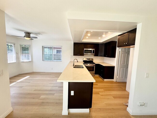 Building Photo - *Updated 3 bed 2.5bath townhouse in El Monte*