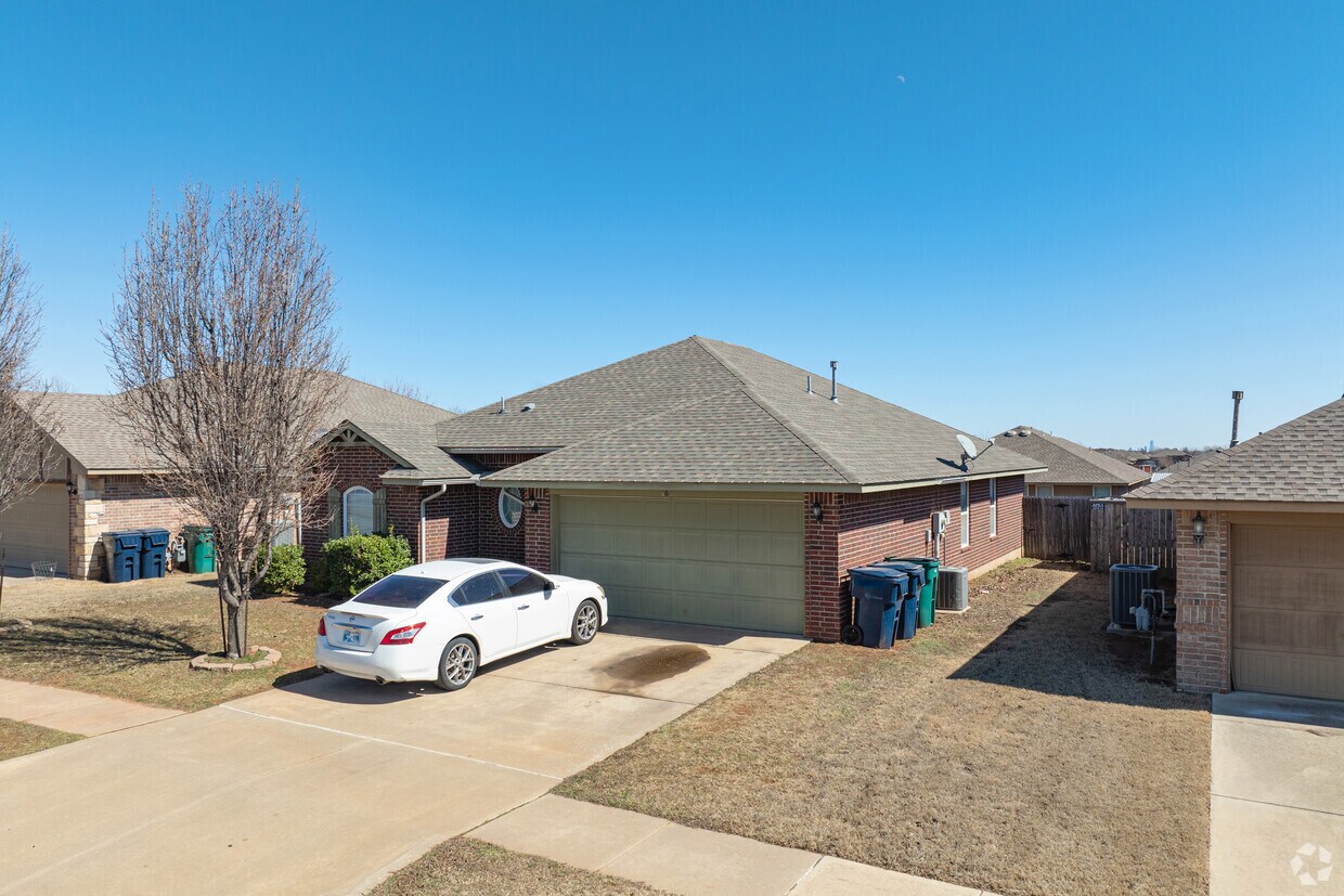 Foto principal - 908 Aspen Creek Ter