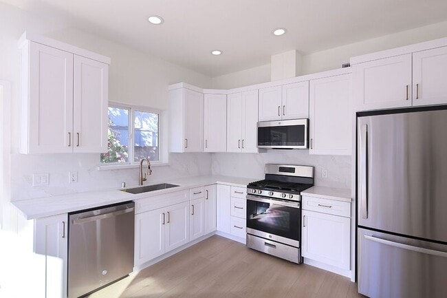 Building Photo - 621 W Glenoaks Blvd