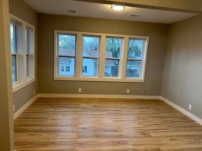 Foto del edificio - 125-127 S Connor Avenue