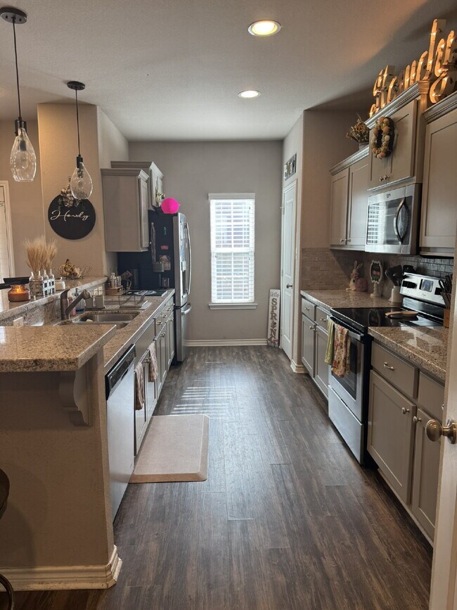 Foto del edificio - "Spacious 4-Bed, 4.5-Bath Townhouse Retreat in College Station!"