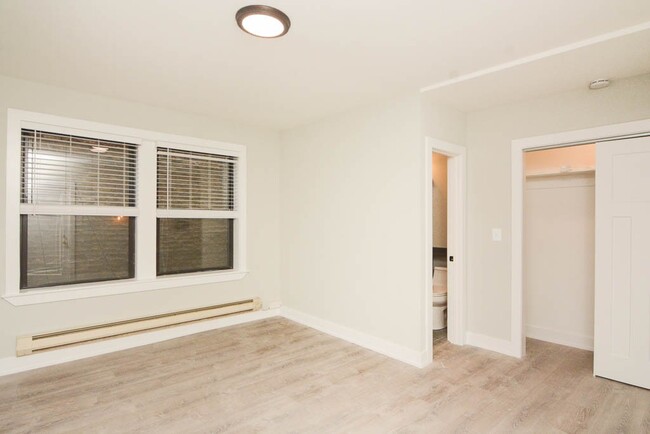 Building Photo - 4549 N Damen Ave