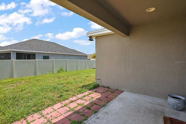 Building Photo - 581 Greenshank Dr
