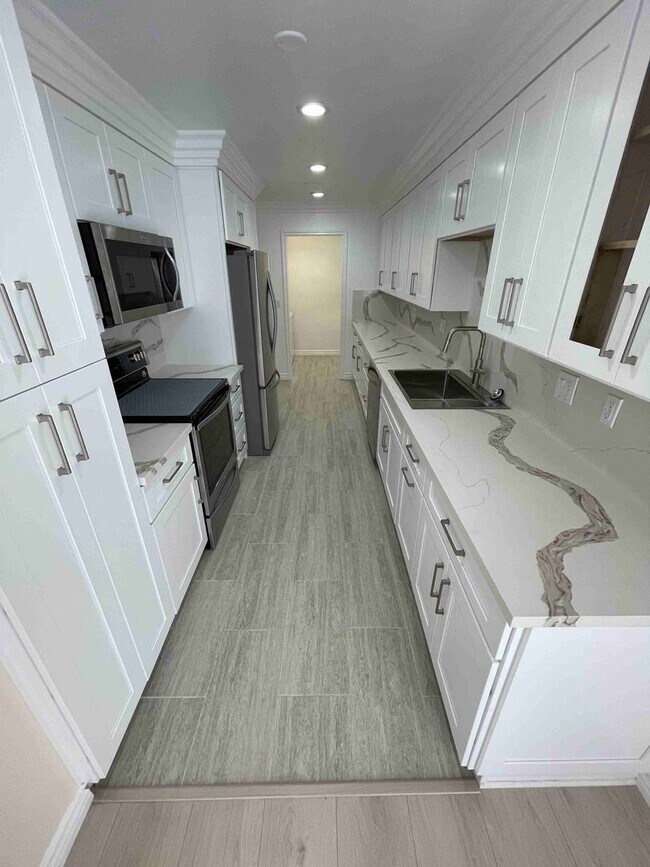 Foto del edificio - COMPLETELY UPDATED AND REMODELED ENCINO SP...