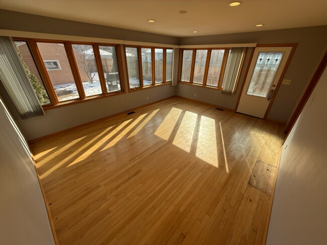 Foto del edificio - 3-Bedroom Home Just Steps from Lake Michigan! Prime location!