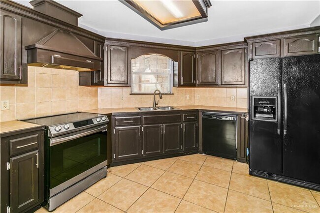 Building Photo - 13 Moorefield Rd