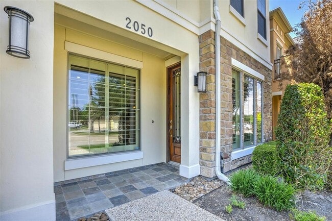 Foto del edificio - 2050 Palm Forest Ln