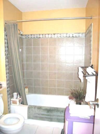 ¡El baño renovado tiene una combinación de bañera y ducha! - 9902 Boysenberry Way