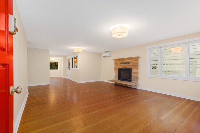 Foto del edificio - Greenlake Charming 3 Bedroom 1.75 Bath Huge Finished Family Room & Unfinished Basement