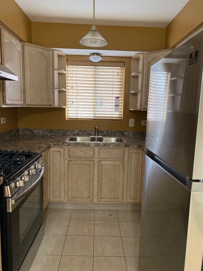 15302 Kenton Ave, Oak Forest, IL 60452 Condo for Rent in Oak Forest