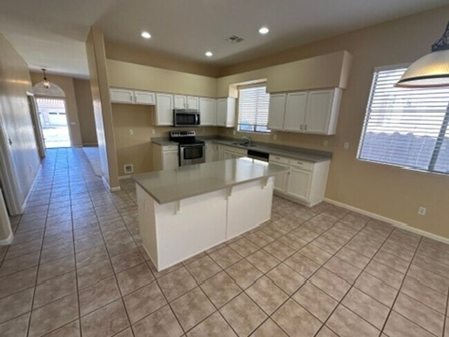 Building Photo - Spacious 4 bed, 2.5 bathroom home in the h...