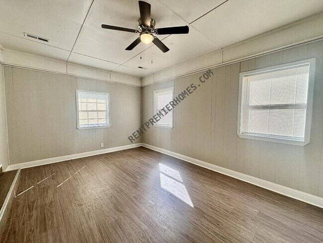 Foto del edificio - 1800 Green Acres Rd