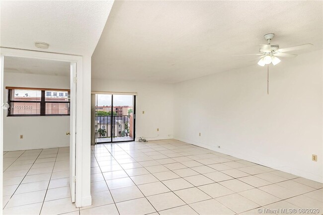 Entrace facing living room - 1800 W 54th St