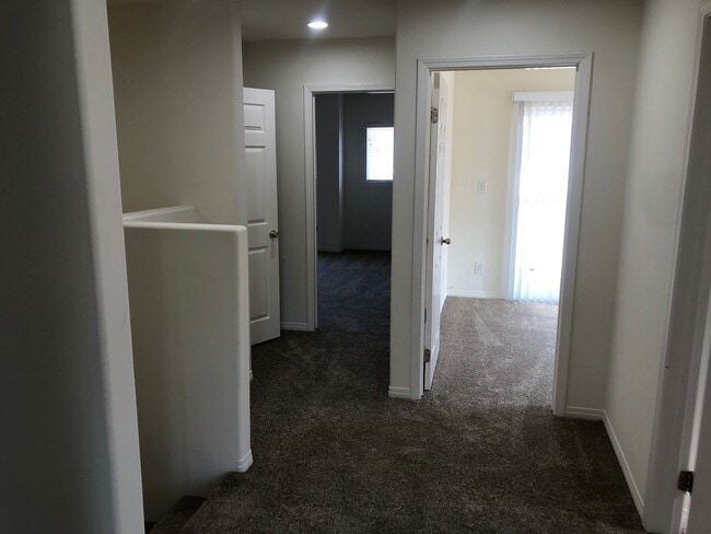 Foto del edificio - Beautiful Townhouse 4bd 3.75ba w/balconies...