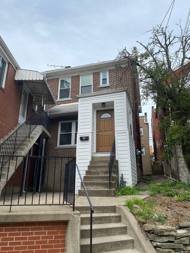 Primary Photo - *Beautifully Updated 2BD/1BA Rowhouse for ...