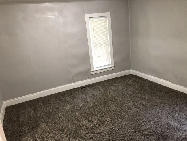 Foto del edificio - 2 Bed, 1 Bath, BONUS ROOM!!