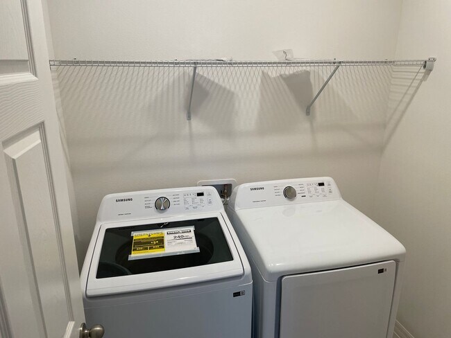 Foto del edificio - One Year Old -4 bedroom 2 bath home - corner lot