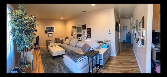 Living room - 825 Oak Grove Rd