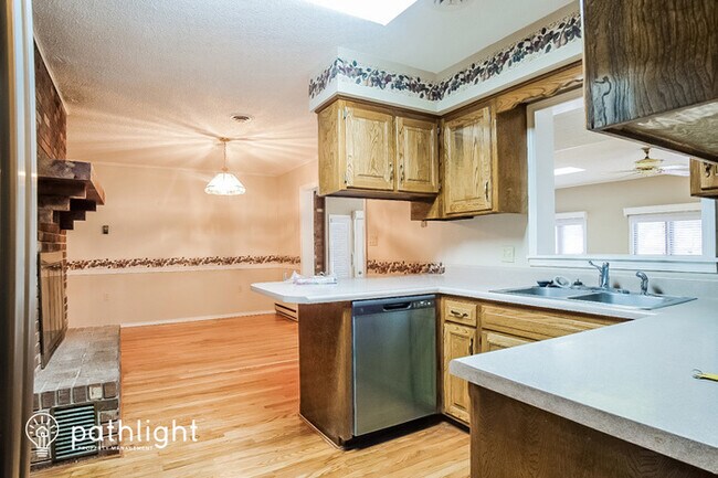 Building Photo - 204 West Oak Street, Nixa, MO, 65714
