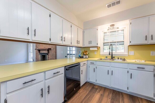 Building Photo - 3925 Biltmore Dr