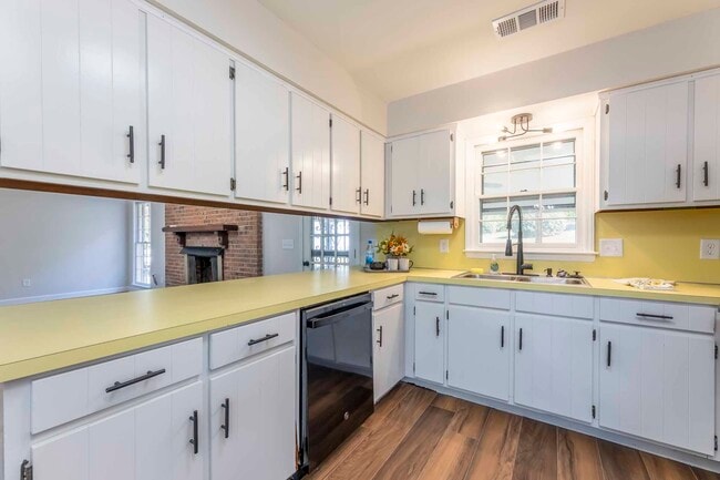 Foto del edificio - 3925 Biltmore Dr