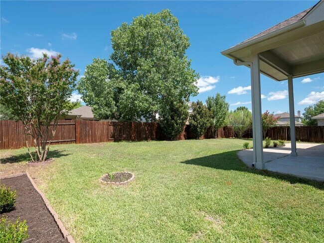 Foto del edificio - 912 Rusk Rd