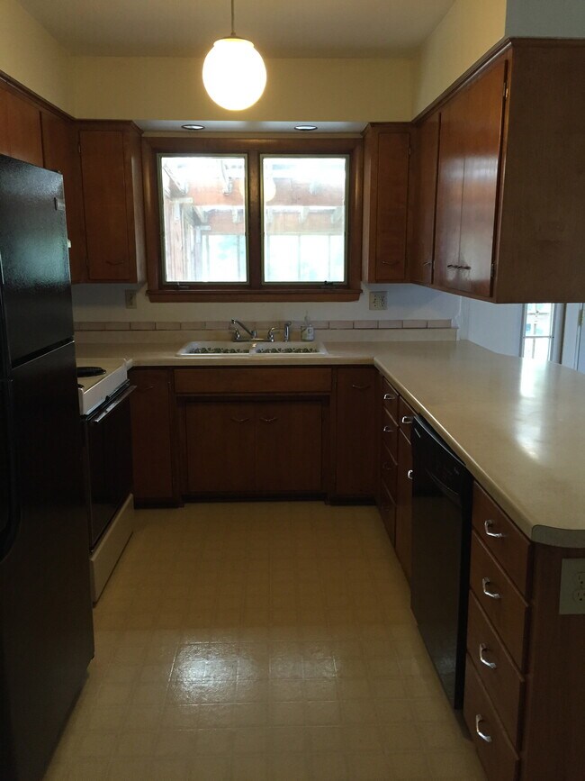 Kitchen - 628 Johanna Avenue Southeast