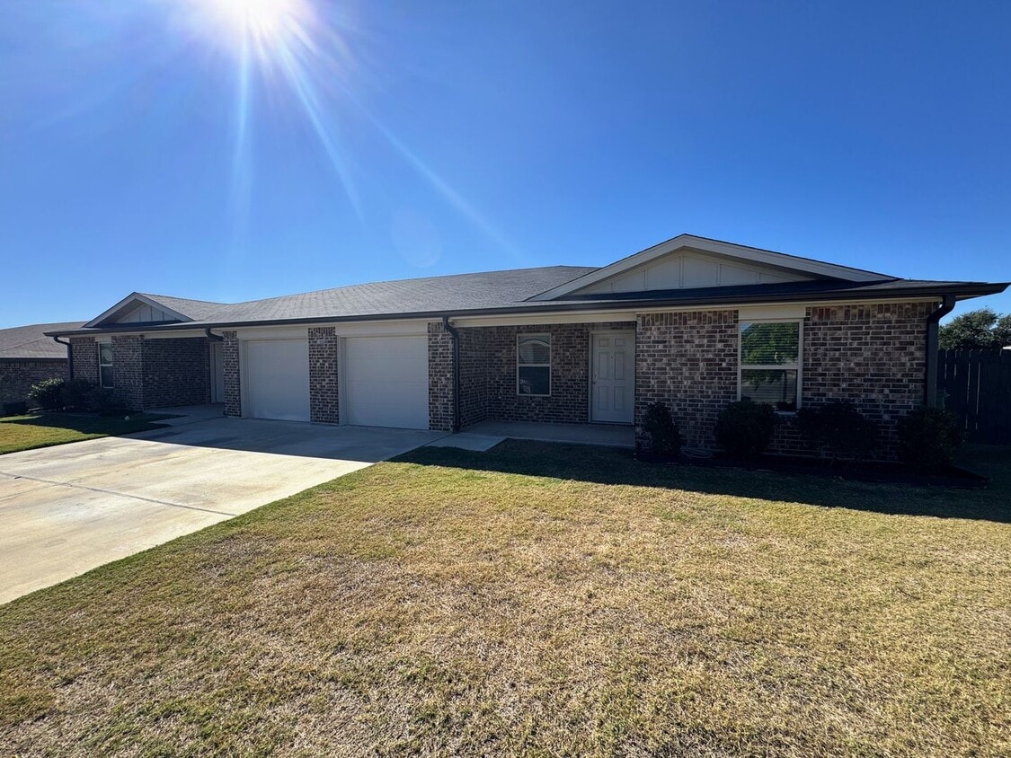 Primary Photo - 1800 Emma Naylor Ct