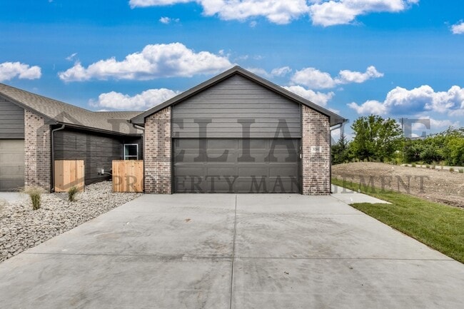 Building Photo - 4930 N Vassar Ave