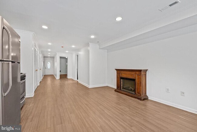 Building Photo - 2433 3rd St NE