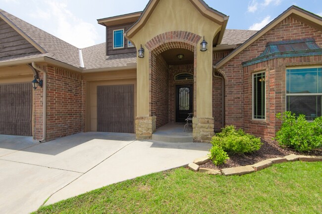 Building Photo - 701 Lindsey Ln