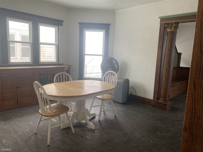 Building Photo - 2 br, 1 bath Triplex - 1402 Miami St Apt 1