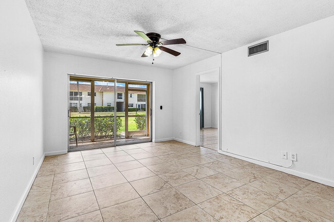 Foto del edificio - 9855 Sandalfoot Blvd